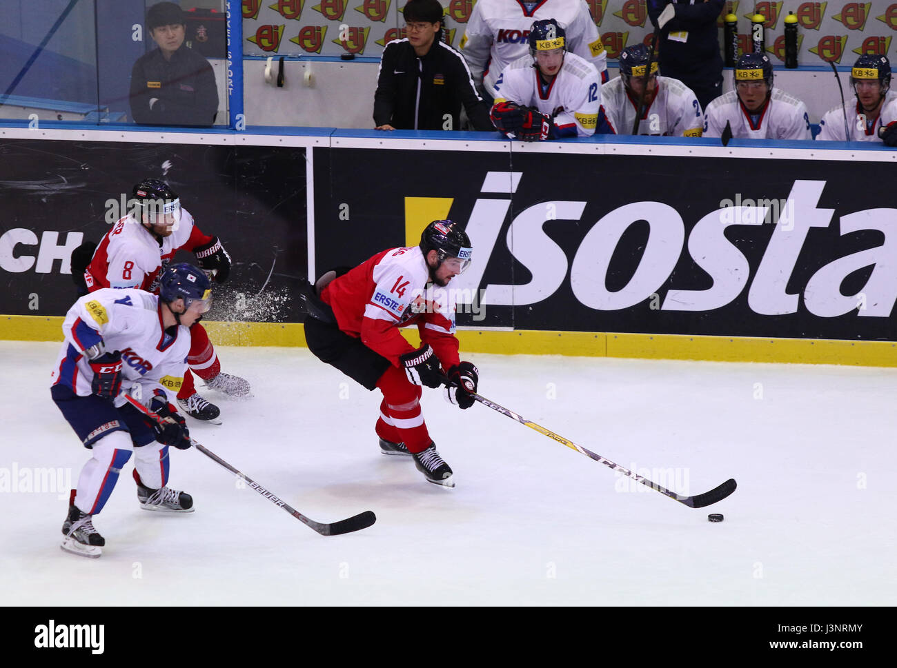 Kiev, Ucraina - 27 Aprile 2017: austriaco (in rosso) e della Corea del Sud i giocatori combattono per un puck durante la IIHF 2017 Campionati del Mondo di disco su ghiaccio Div 1 gruppo Foto Stock