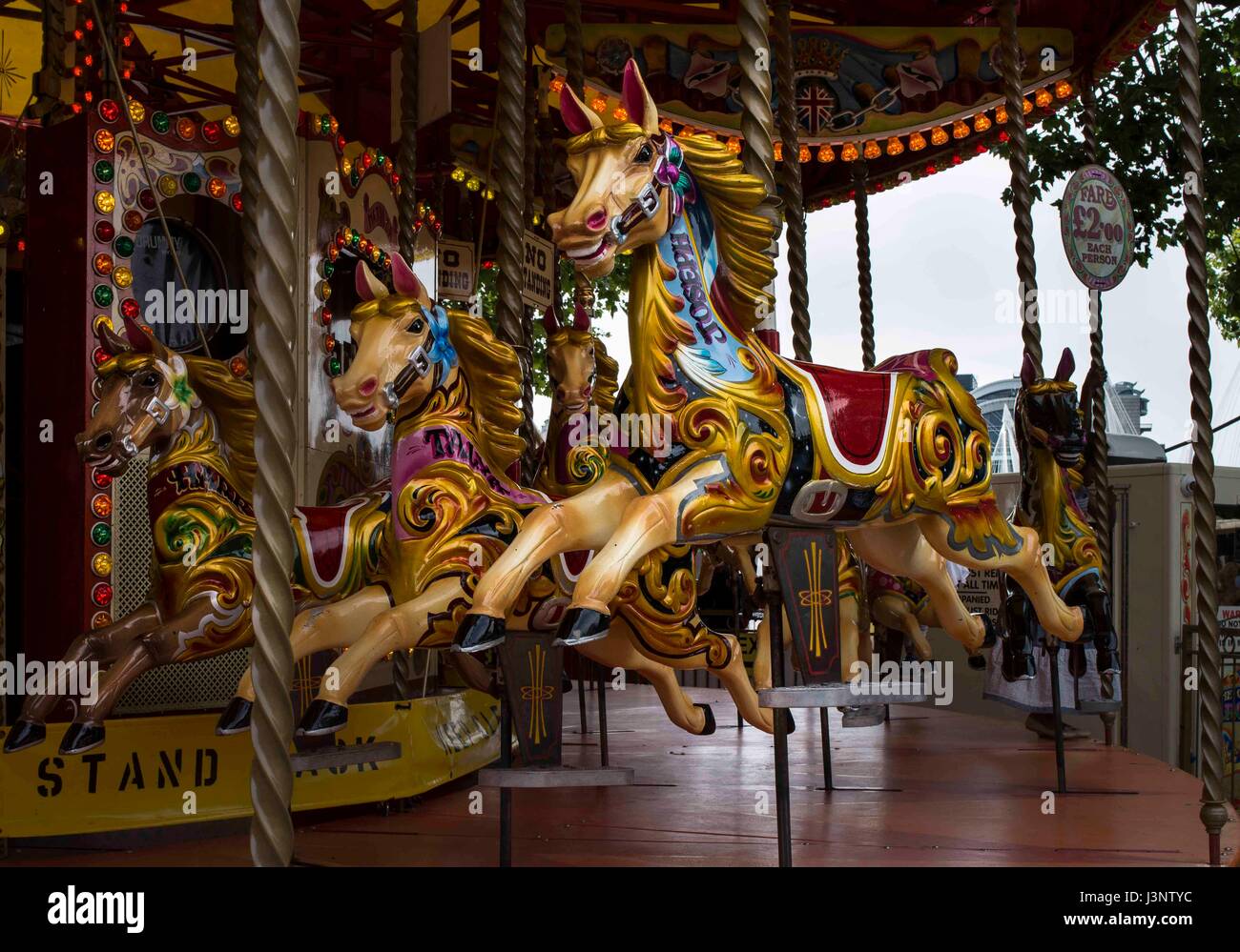 Merry-go-round giostra sulla South Bank di Londra Foto Stock