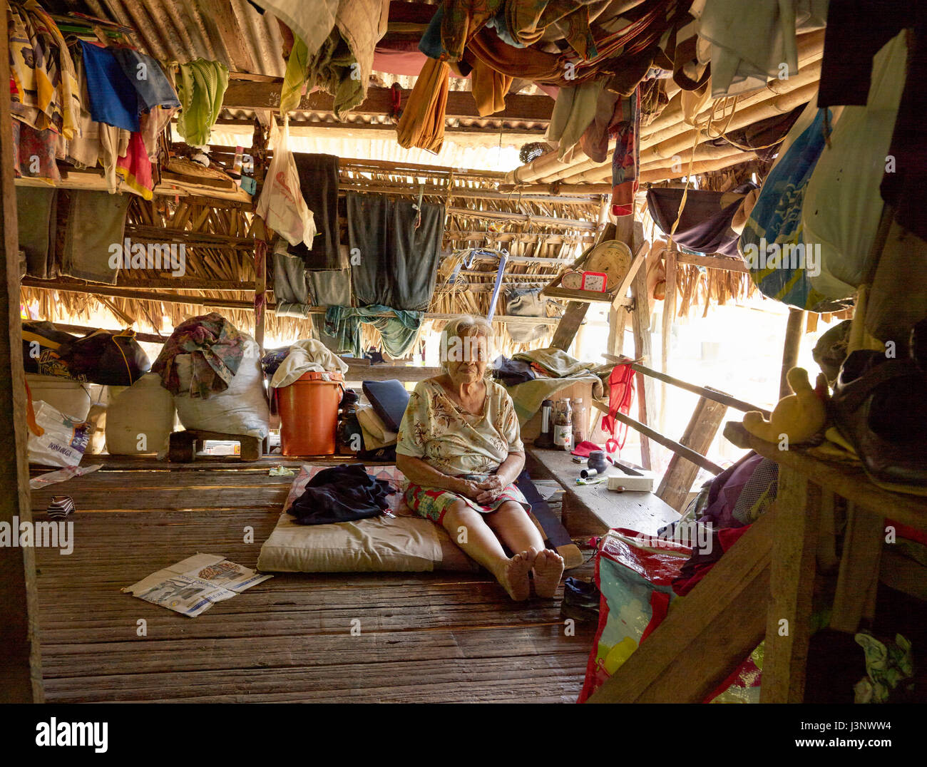 Ritratto di un 96 anni donna, la persona più anziana a embera drua tribù. Aprile 23, 2013 - Panama Foto Stock