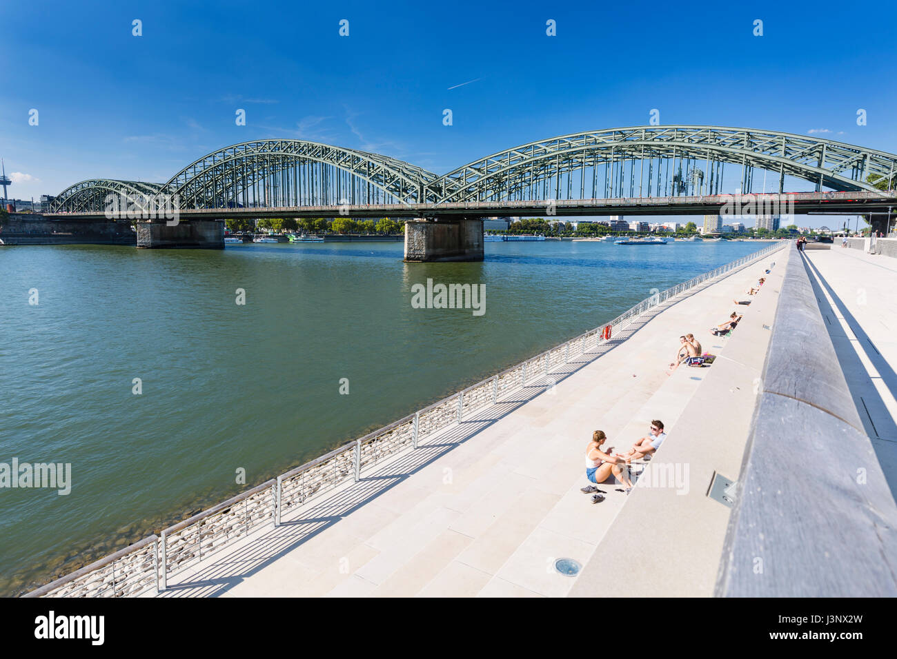 Colonia - 6 settembre: persone godendo il sole sul nuovo sul Reno di fronte al ponte di Hohenzollern a Colonia in Germania nel mese di settembre Foto Stock