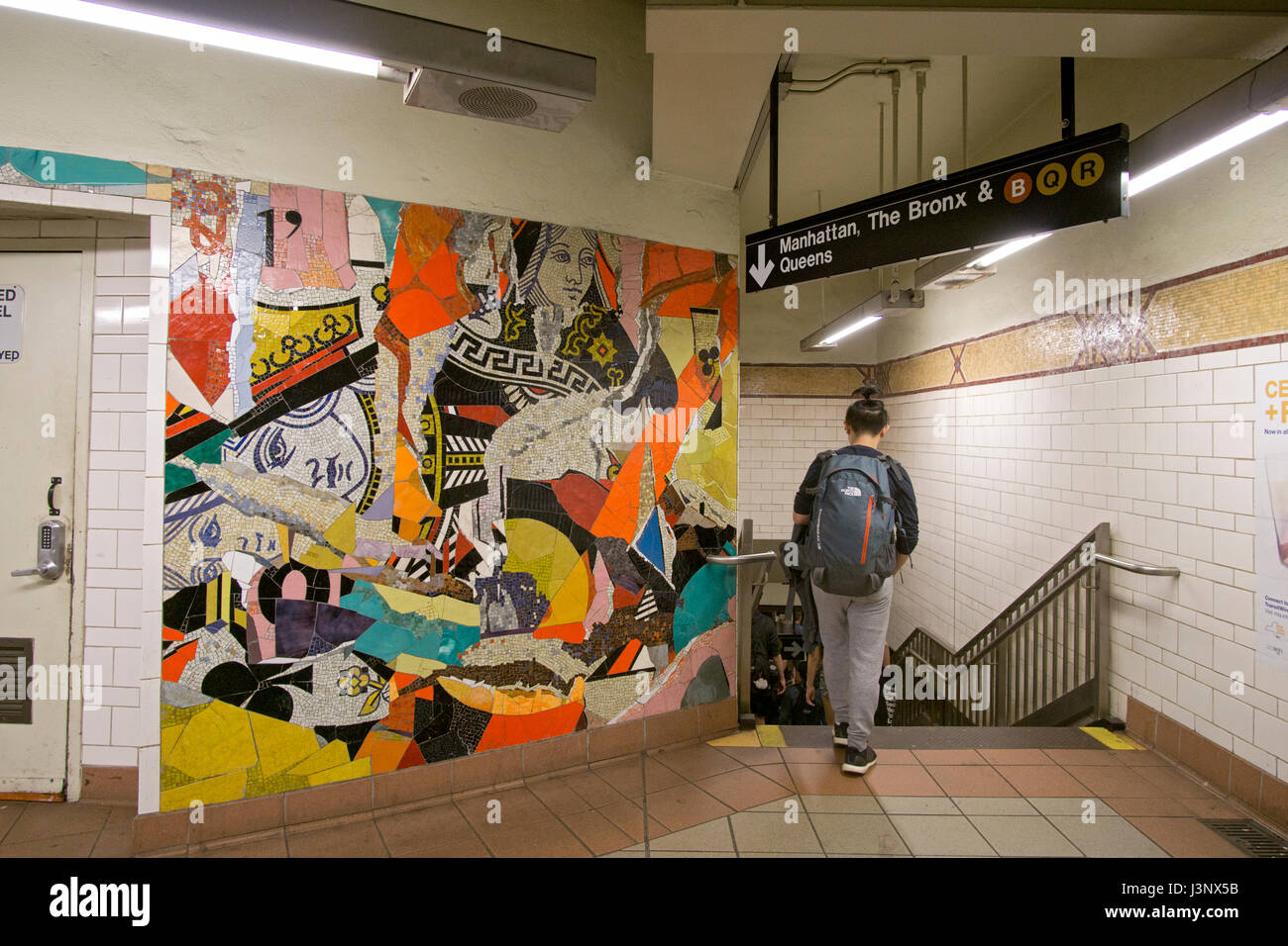 Arte del Mosaico murale su soppalco a DeKalb Avenue stazione della metropolitana nel centro di Brooklyn, New York Foto Stock