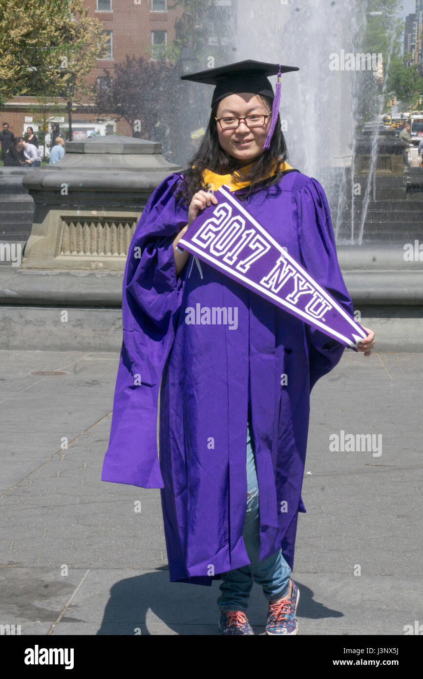 Ritratto di un felice Taiwanese NYU laurea laureato in Washington Square Park nel Greenwich Village, Manhattan New York City Foto Stock