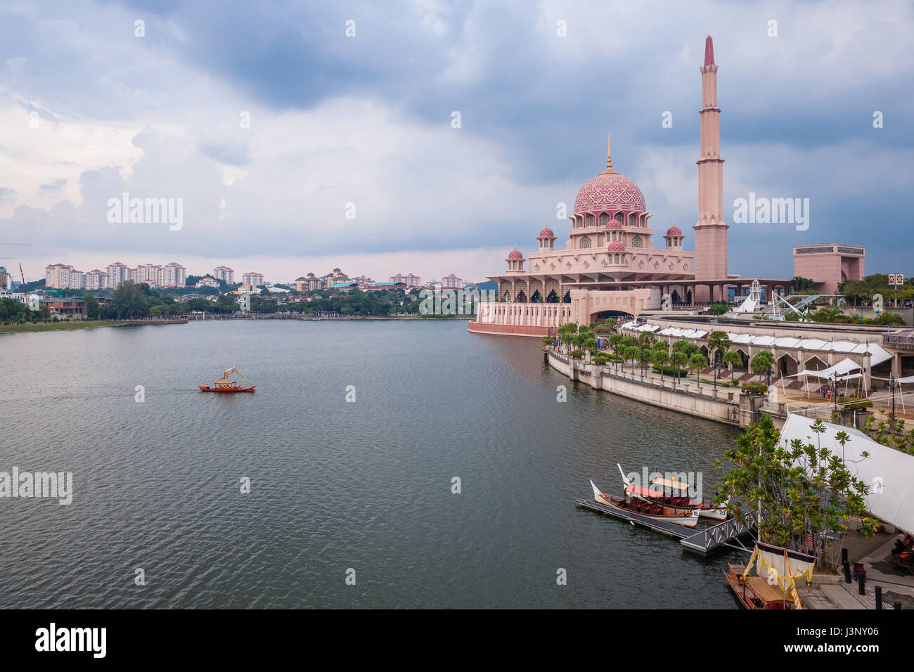 Di un bel colore rosa Putra moschea al tramonto, Putrajaya, Malaysia Foto Stock