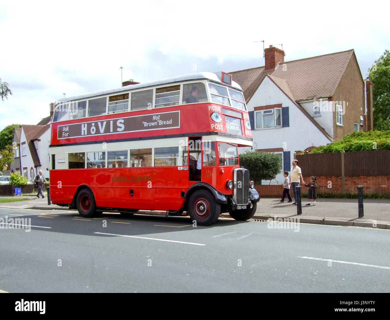 1937 AEC Regent i bus STL2377 in trasporti di Londra con livrea Hovis ha annuncio, North Cheam, Greater London, Regno Unito, 2008 Foto Stock
