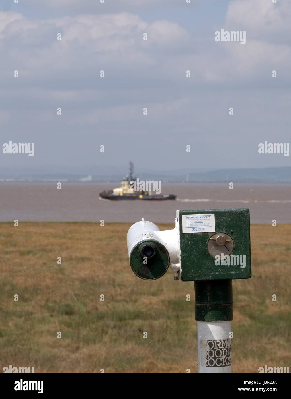 4 Maggio 2017 - vecchio stile ma ancora lavorando telescopeon riva del Severn Estuary con un rimorchiatore in barca a vela passato Foto Stock