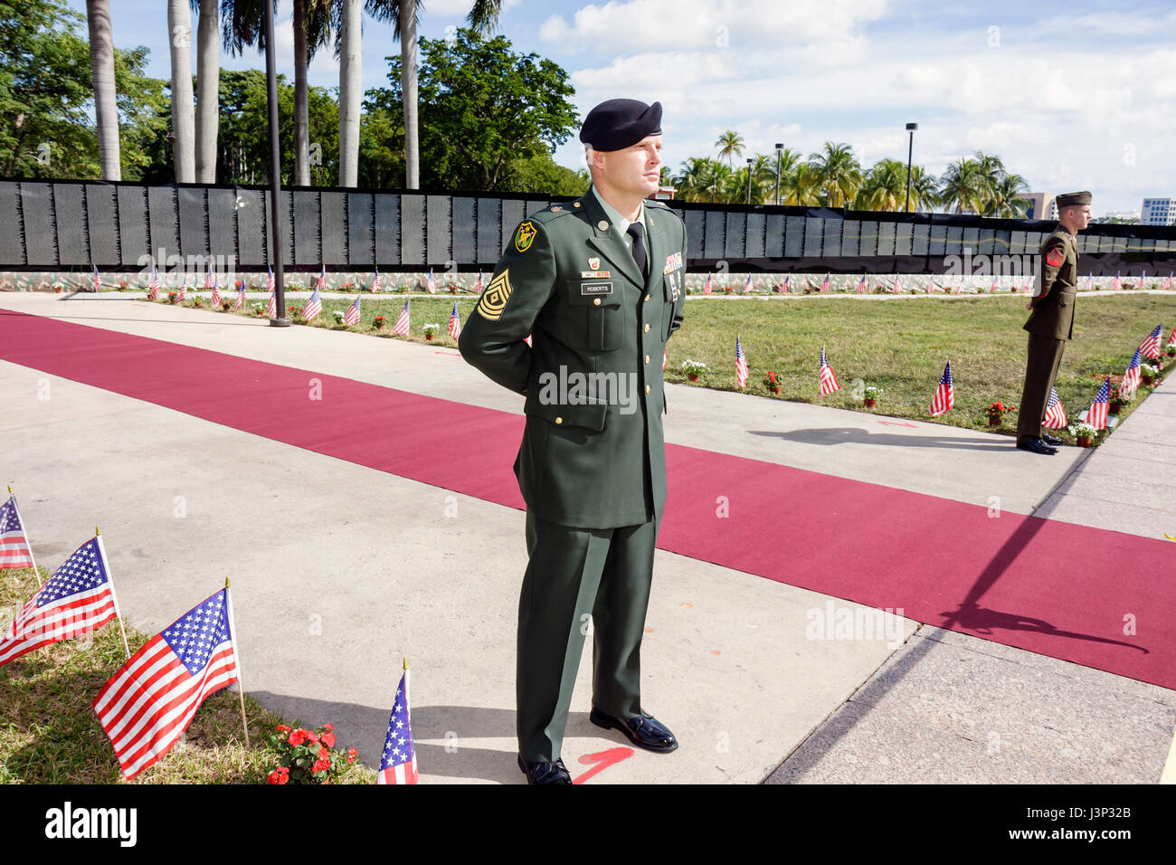 Miami Florida,Bayfront Park,The Moving Wall,Vietnam Veterans Memorial,replica,nomi,ucciso in azione,cerimonia di apertura,militare,guerra,soldato,onore,guardia Foto Stock