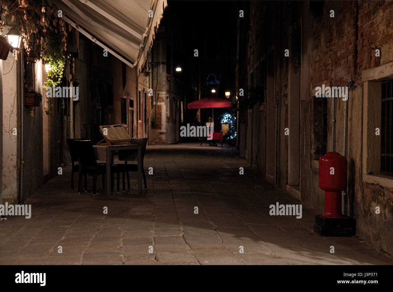 Nightshot di Venezia con i suoi stretti canali e vicoli in inverno, Italia Foto Stock