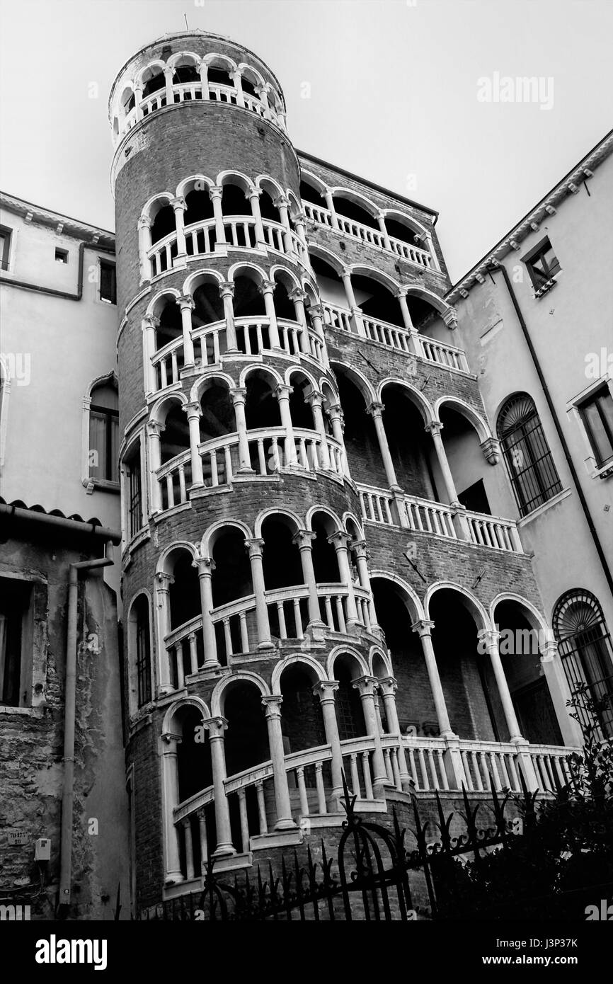 Strade strette e case antiche di Venezia in Italia Foto Stock