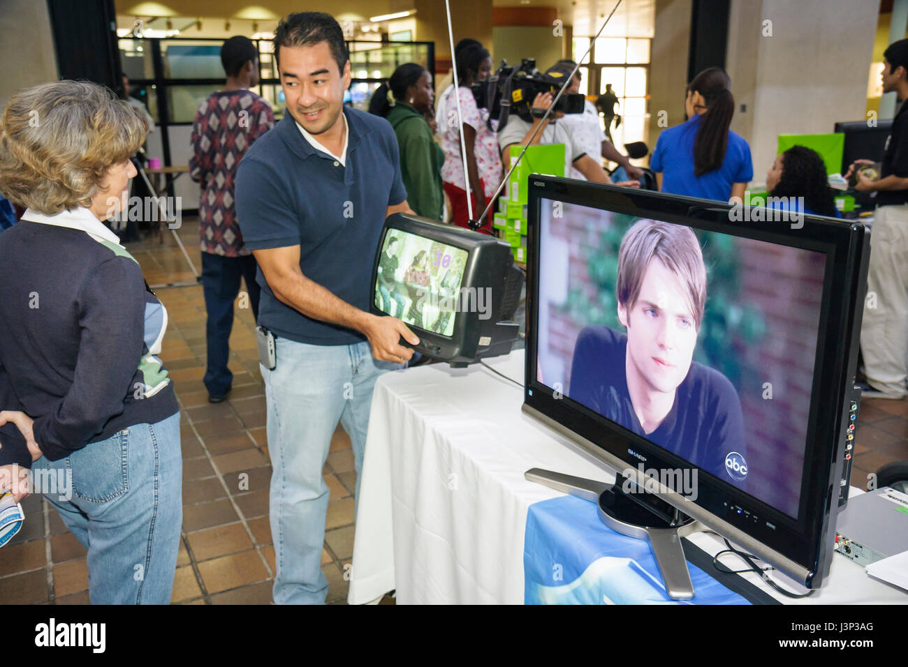 Miami Florida, Stephen P. Clark Government Center, centro, fiera della televisione digitale, DTV, reparto servizi al consumo, transizione, segnale analogico, uomo ispanico Foto Stock