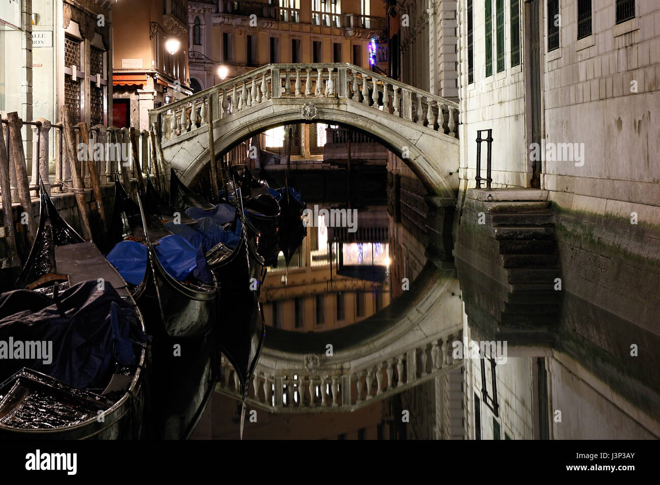 Nightshot di Venezia con i suoi stretti canali e vicoli in inverno, Italia Foto Stock