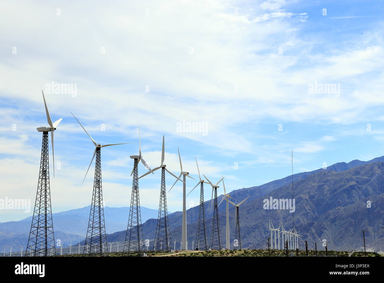 Fattoria eolica produrre energia verde sul deserto della California Foto Stock