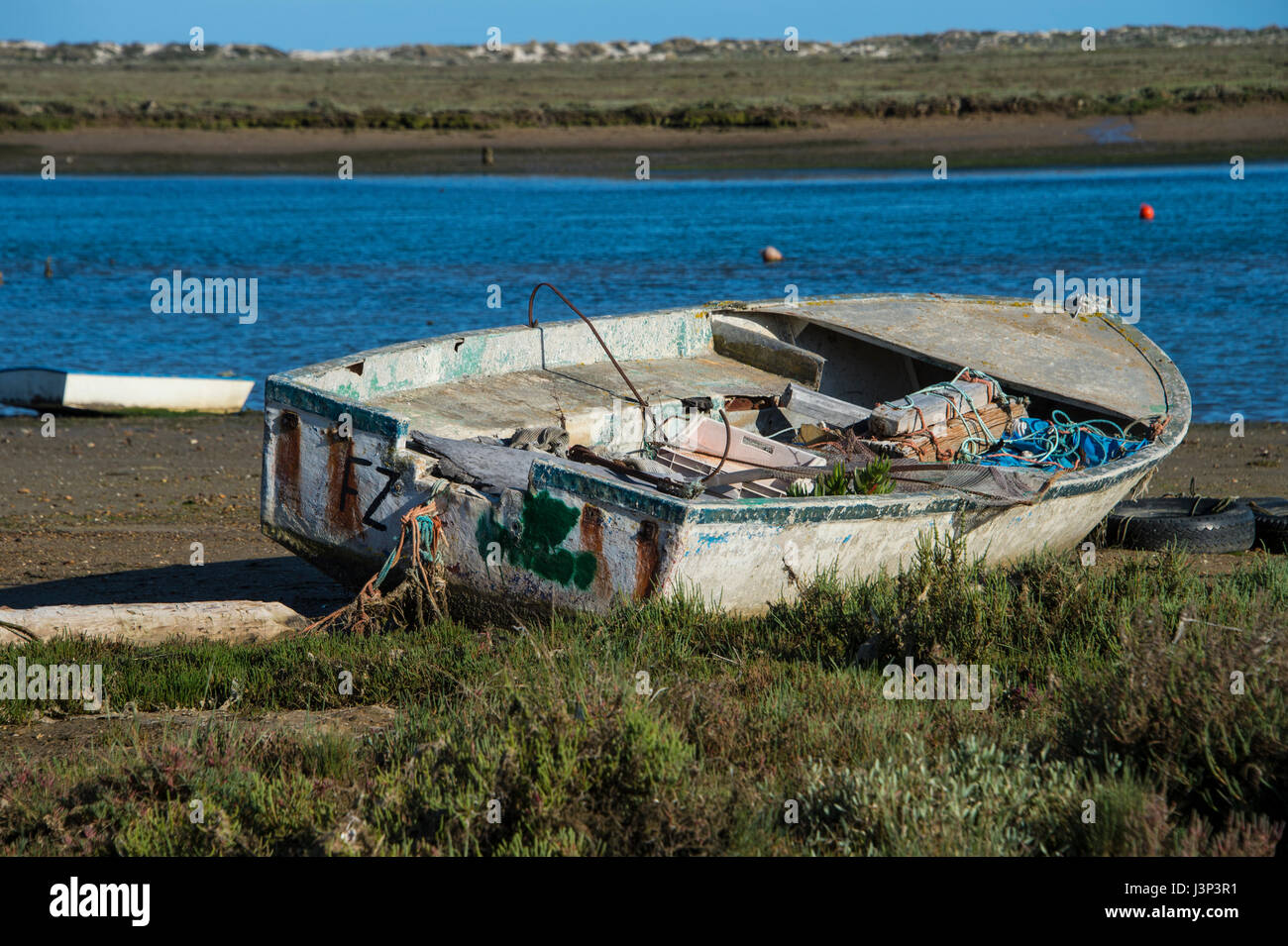 Vecchia barca da pesca sulla riva del Parco naturale di Ria Formosa, Portogallo Foto Stock