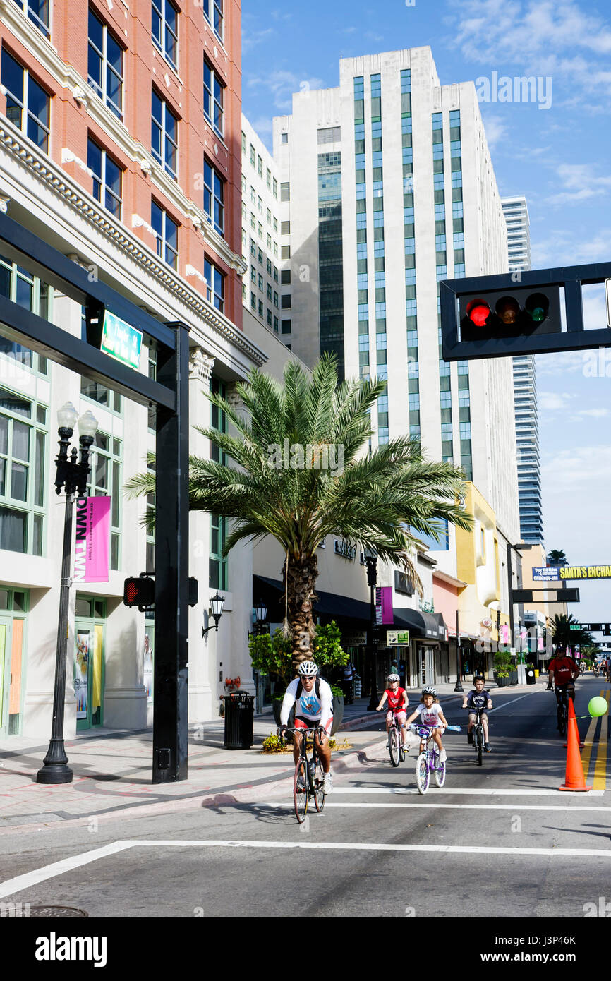 Miami Florida,Flagler Street,Bike Miami Downtown,strada chiusa,senza traffico veicoli,bicicletta,bicicletta,equitazione,bicicletta,motociclista,bici,adulti uomo male Foto Stock
