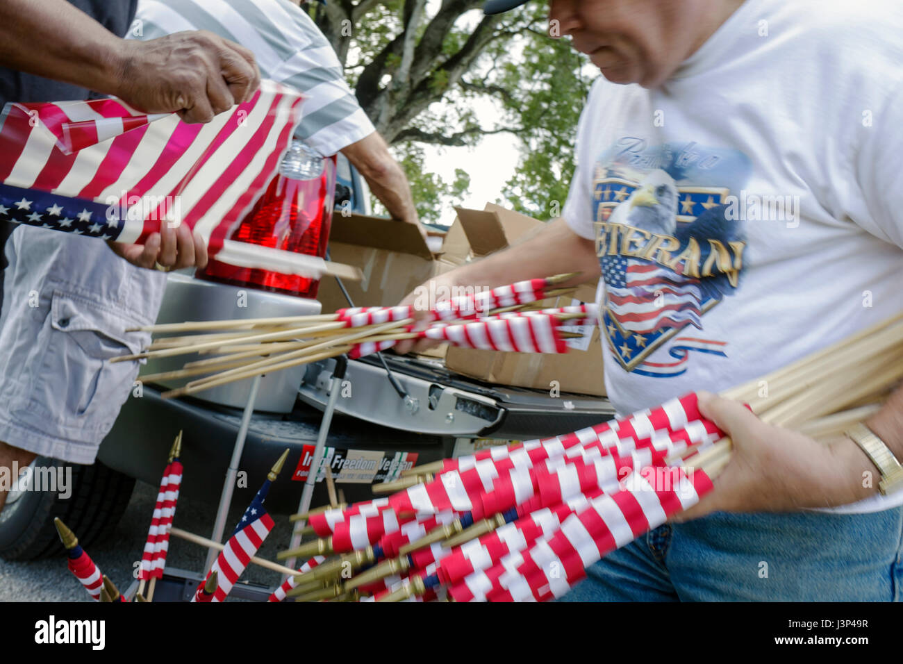 Miami Florida,Little Havana,Woodlawn Park Memorial Cemetery,Veterans' Day,Cuban American Veterans Association,Tradition,Military,event,flag,Hispanic L. Foto Stock