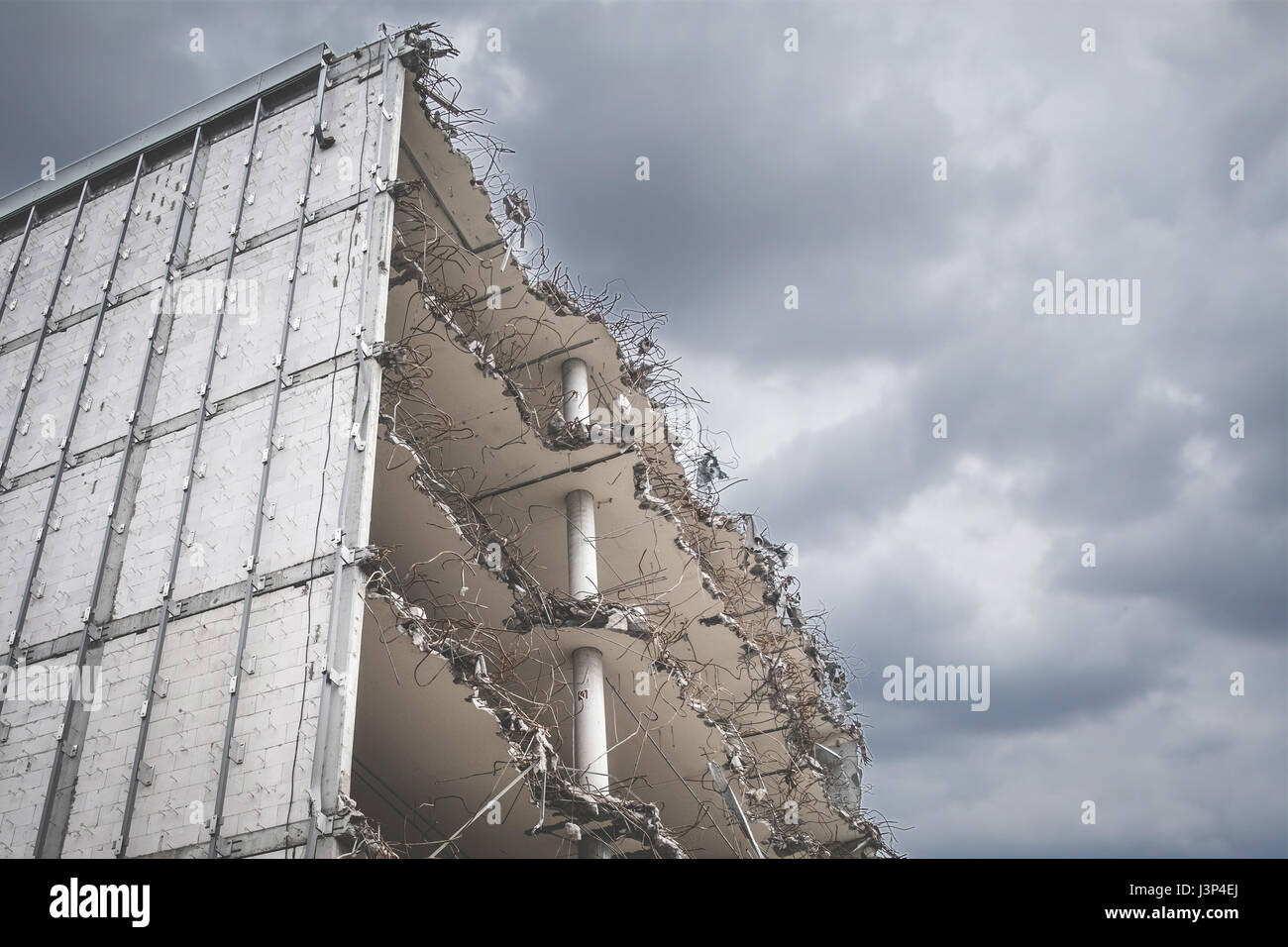 Costruzione di rovina - distrutto casa , drammatico cielo nuvoloso Foto Stock