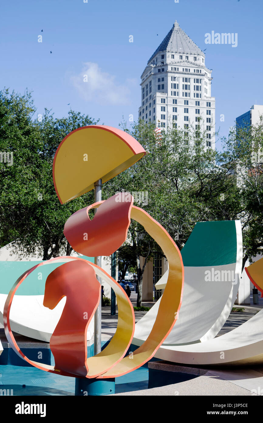 Miami Florida,Government Center,centro,Open Space Park,Claes Oldenburg,Coosje van Bruggen,scultura,opere d'arte pubblica,buccia d'arancia,secchiello, Old co Foto Stock