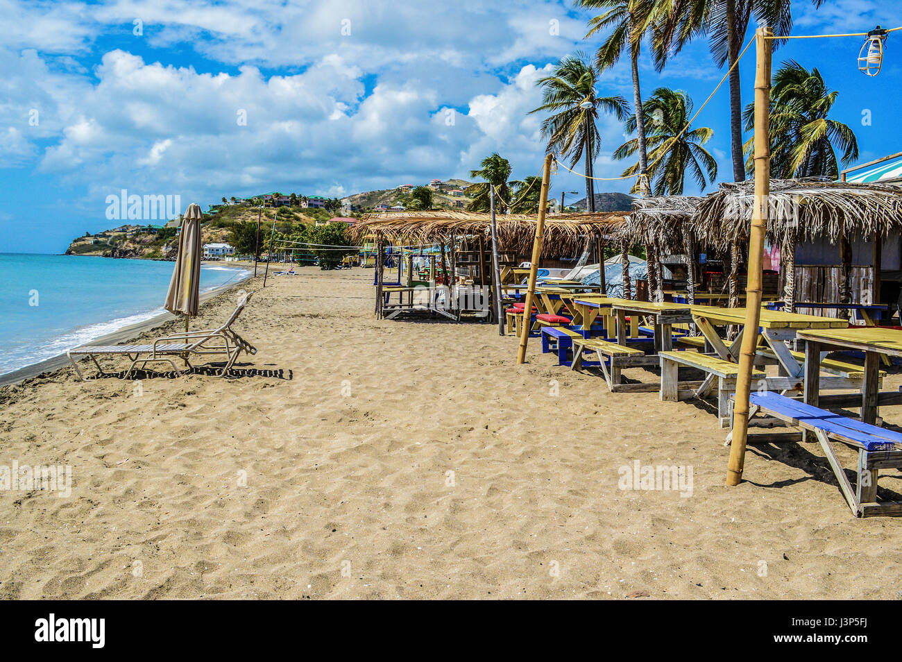 La sezione di spiaggia di Frigate Bay, St-Kitts e Nevis con tavoli da pic-nic Foto Stock