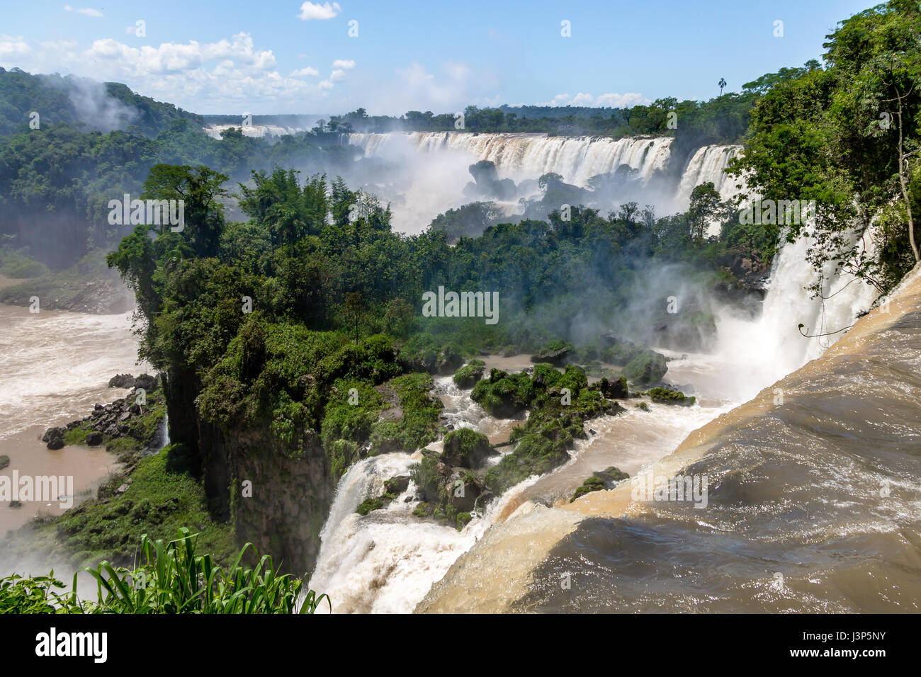 Cascate di Iguassù vista dal lato Argentino - Brasile e Argentina confine Foto Stock