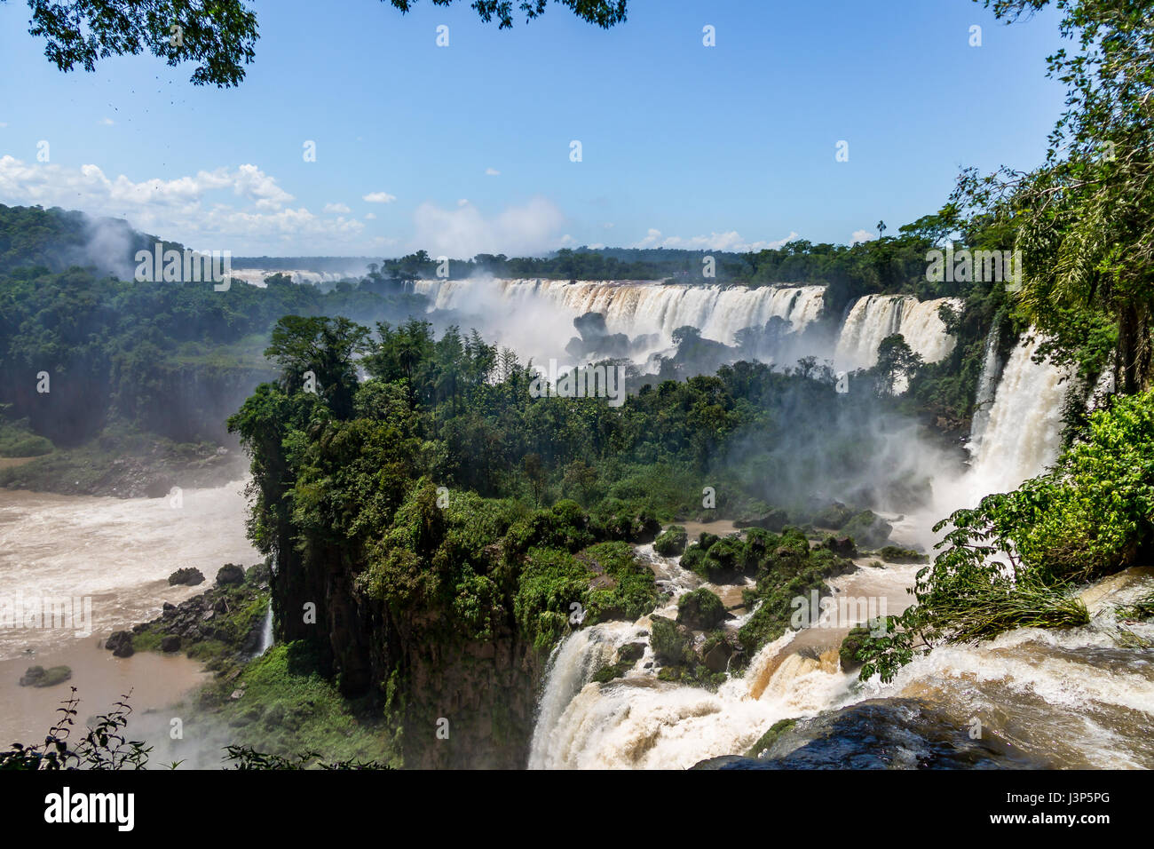 Cascate di Iguassù vista dal lato Argentino - Brasile e Argentina confine Foto Stock
