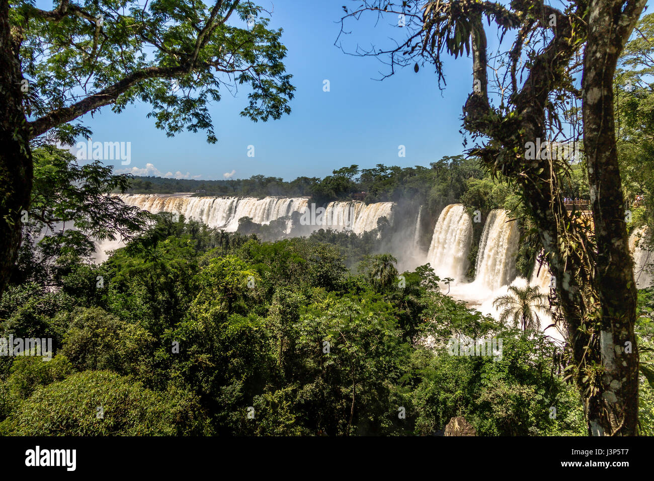 Cascate di Iguassù vista dal lato Argentino - Brasile e Argentina confine Foto Stock