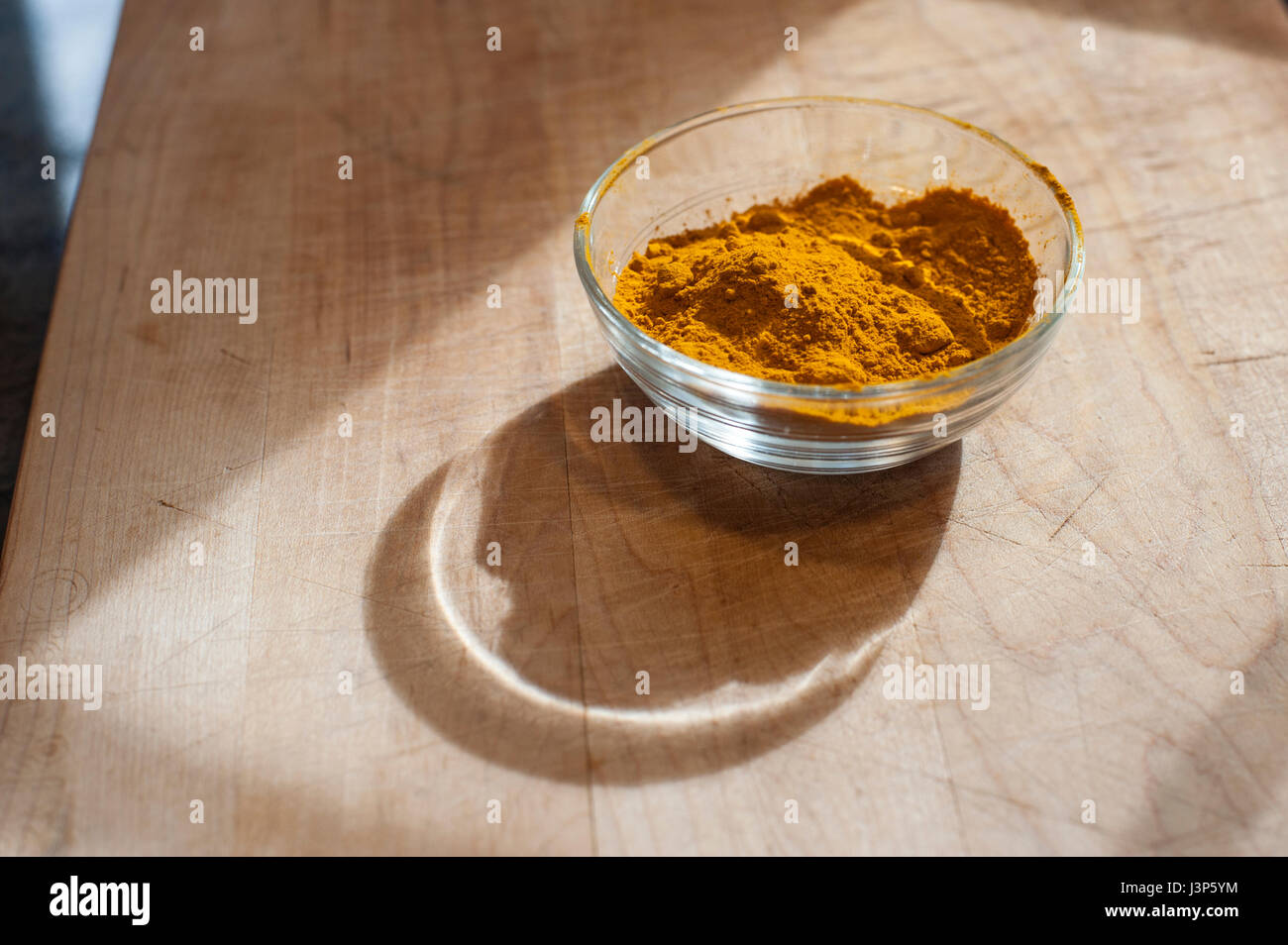 La curcuma in polvere in un piatto di vetro Foto Stock