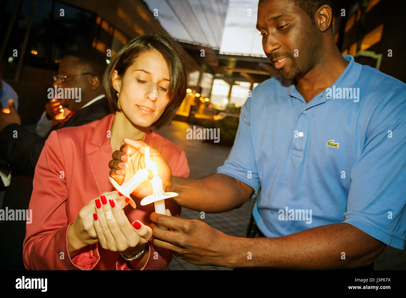 Miami Florida, River Waterside Center, Giornata Mondiale dell'AIDS, Candlelight Memorial, cerimonia di illuminazione degli alberi, evento della comunità, consapevolezza, prevenzione, educazione, malattia, h Foto Stock