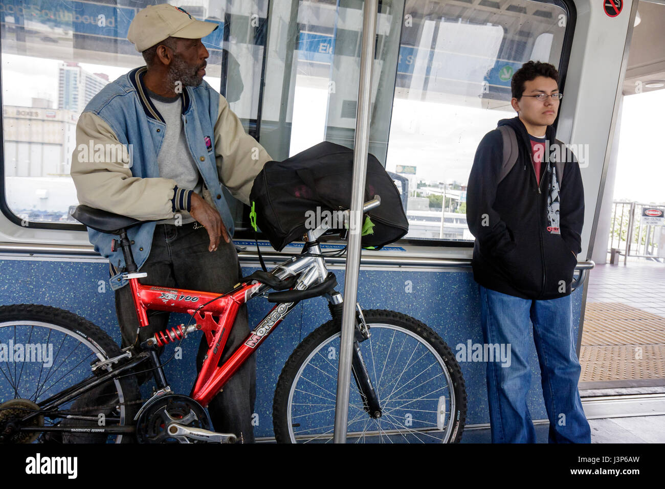 Miami Florida,Metromover,People mover system,tram,trasporto pubblico,bicicletta,bicicletta,equitazione,ciclismo,ciclista,neri africani africani,ispanici L. Foto Stock