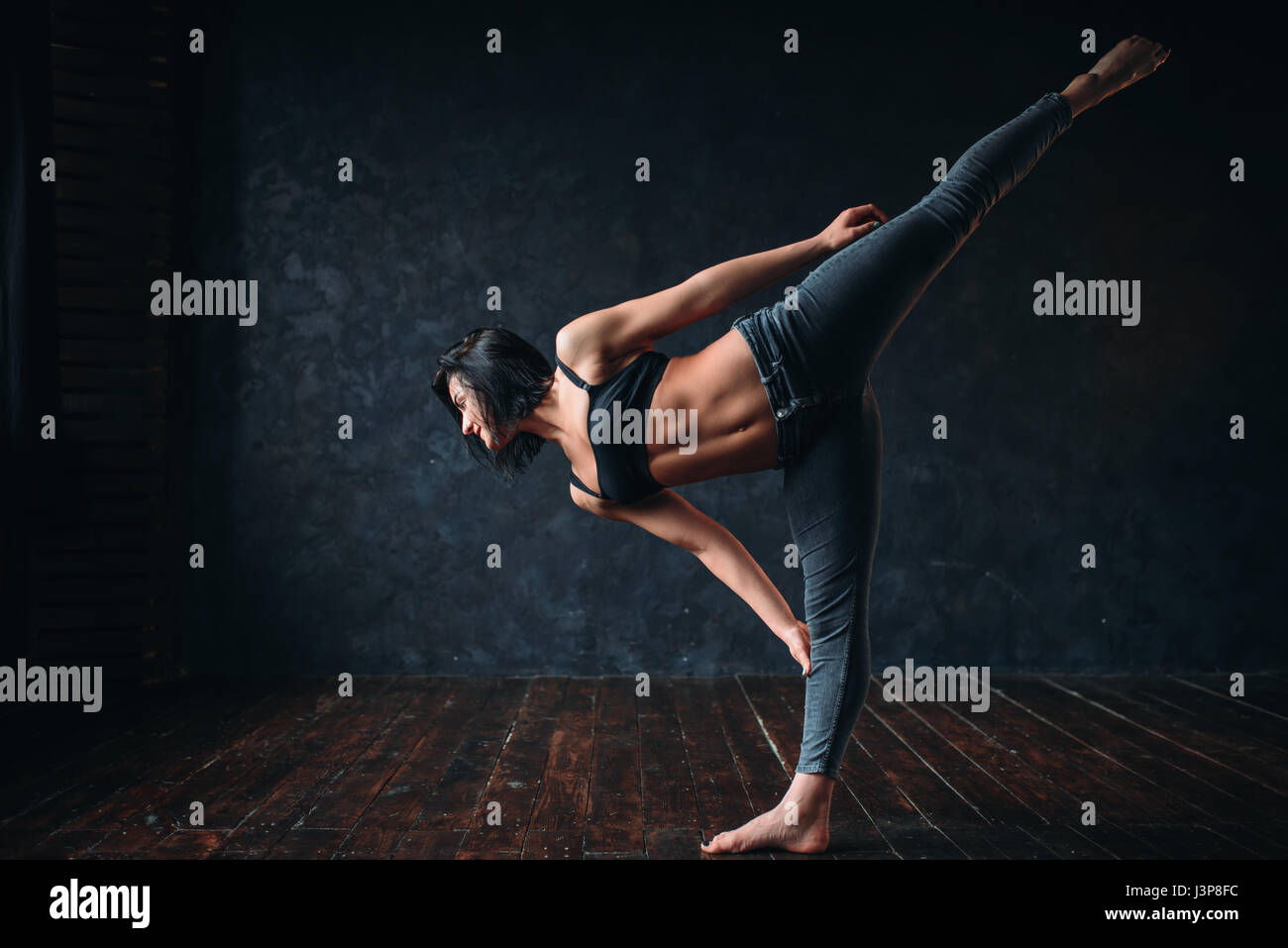 La flessibilità del corpo, stile contemp danza nel corso di danza. Ballerino femmina pone in studio Foto Stock