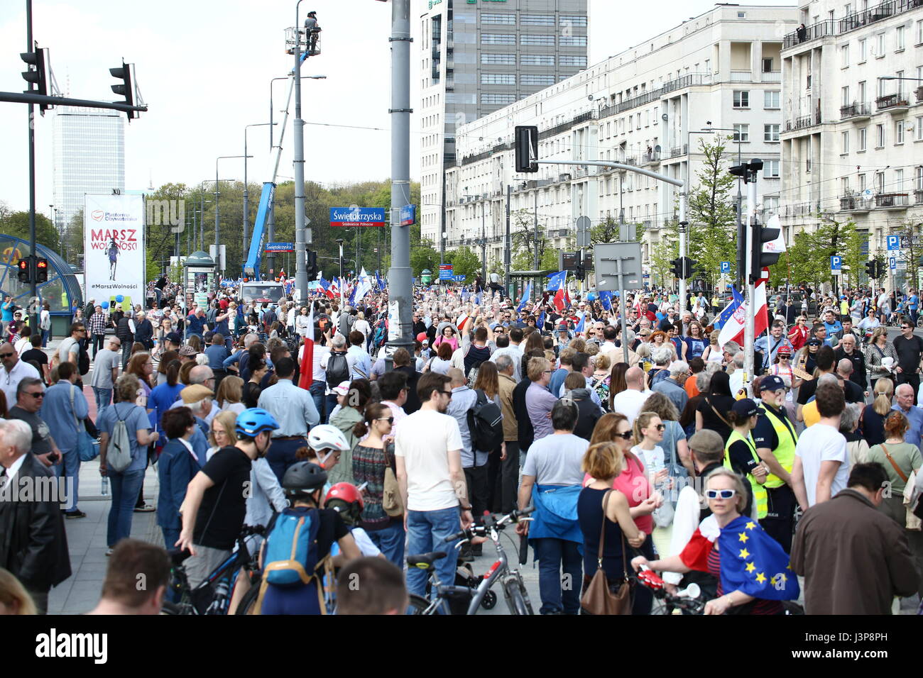 Varsavia, Polonia. 06 Maggio, 2017. Dimostrazione di massa 'Marco di liberta' mossa attraverso Varsavia, organizzato da diversi partiti di opposizione (Nowoczesna, Platforma Obywatelska) e le ONG. (Foto: Jakob Ratz/Pacific Stampa) Credito: PACIFIC PRESS/Alamy Live News Foto Stock