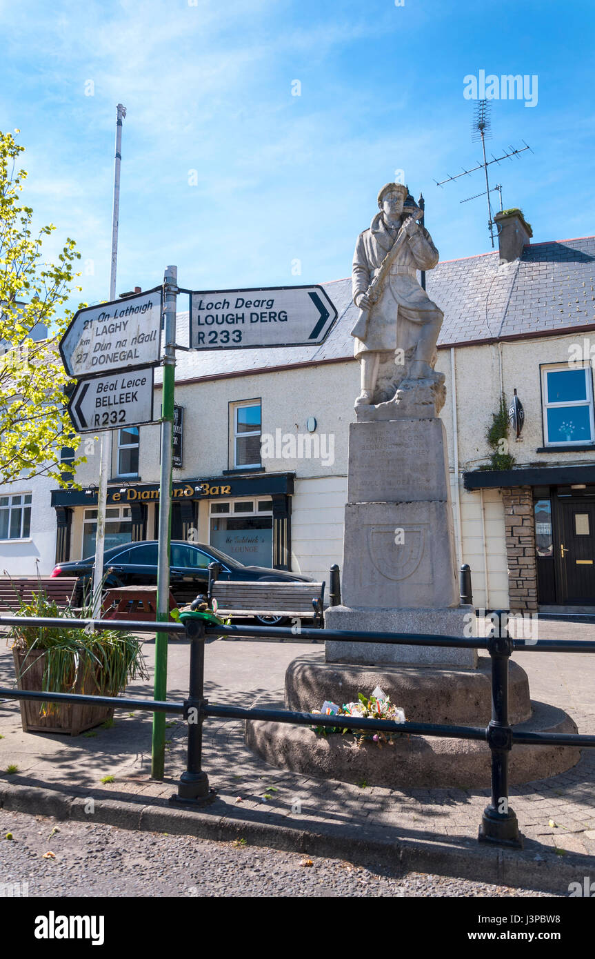 Pettigo è un piccolo villaggio sul confine della contea di Donegal, Repubblica di Irlanda e County Fermanagh, Irlanda del Nord. È bisecato dall'Termon R Foto Stock