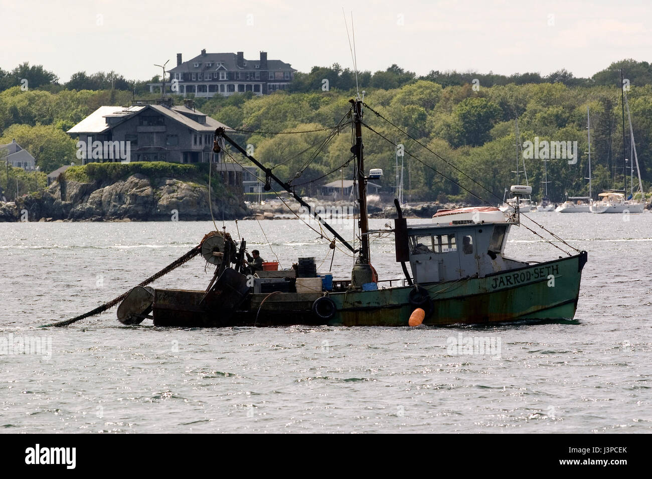 Un peschereccio trascina Narraganset Bay al largo di Newport. Jamestown è in background, Rhode Island, STATI UNITI D'AMERICA Foto Stock