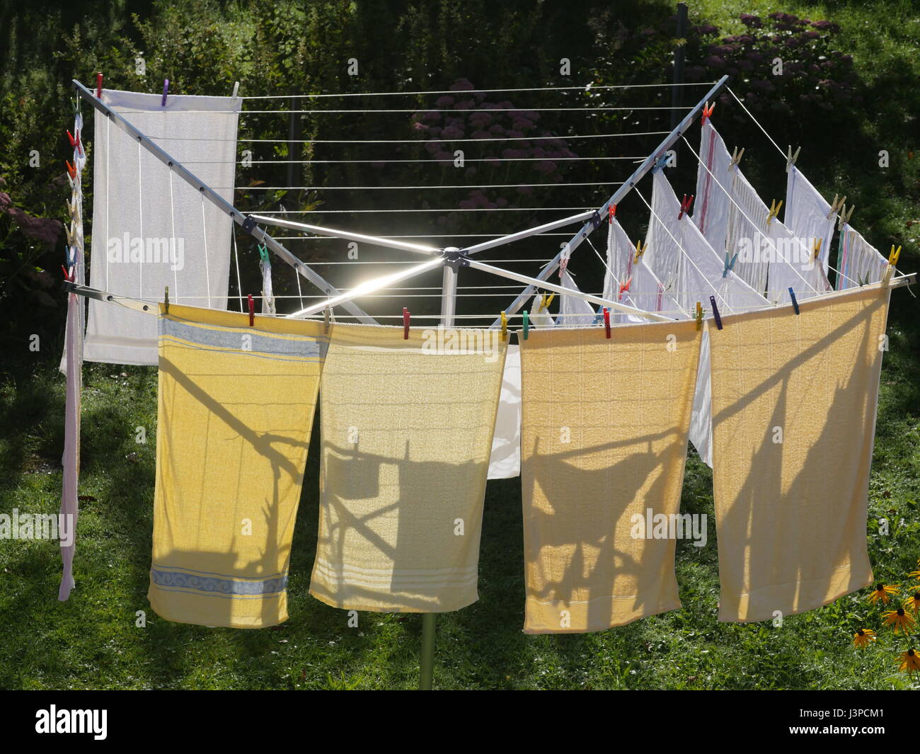 Fresca biancheria lavata sul rotary asciugatrice Foto Stock