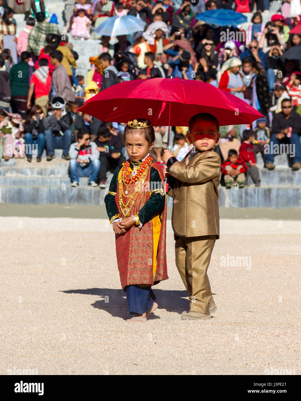 Una giovane ragazza e un ragazzo di eseguire la generazione di storia - Pemblang cerimonia - Al Ka Pomblang Nongkrem Festival in Meghalaya Foto Stock