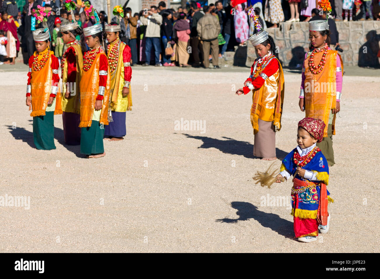 Le ragazze giovani e un po' di eseguire la generazione di storia - Pemblang cerimonia - Al Ka Pomblang Nongkrem Festival in Meghalaya Foto Stock