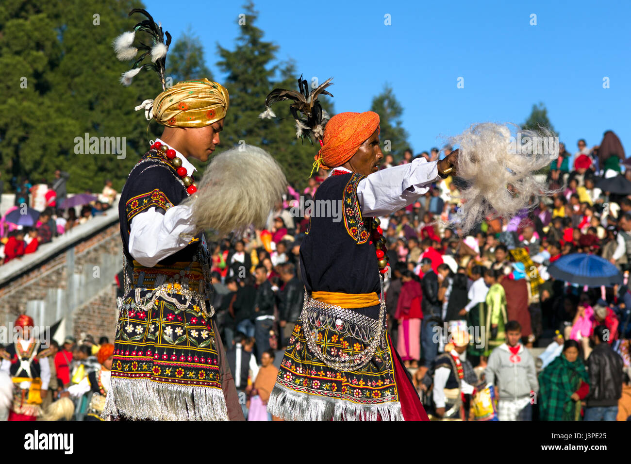 Giovani uomini ballare e di eseguire la generazione di storia - Pemblang cerimonia - Al Ka Pomblang Nongkrem Festival in Meghalaya Foto Stock