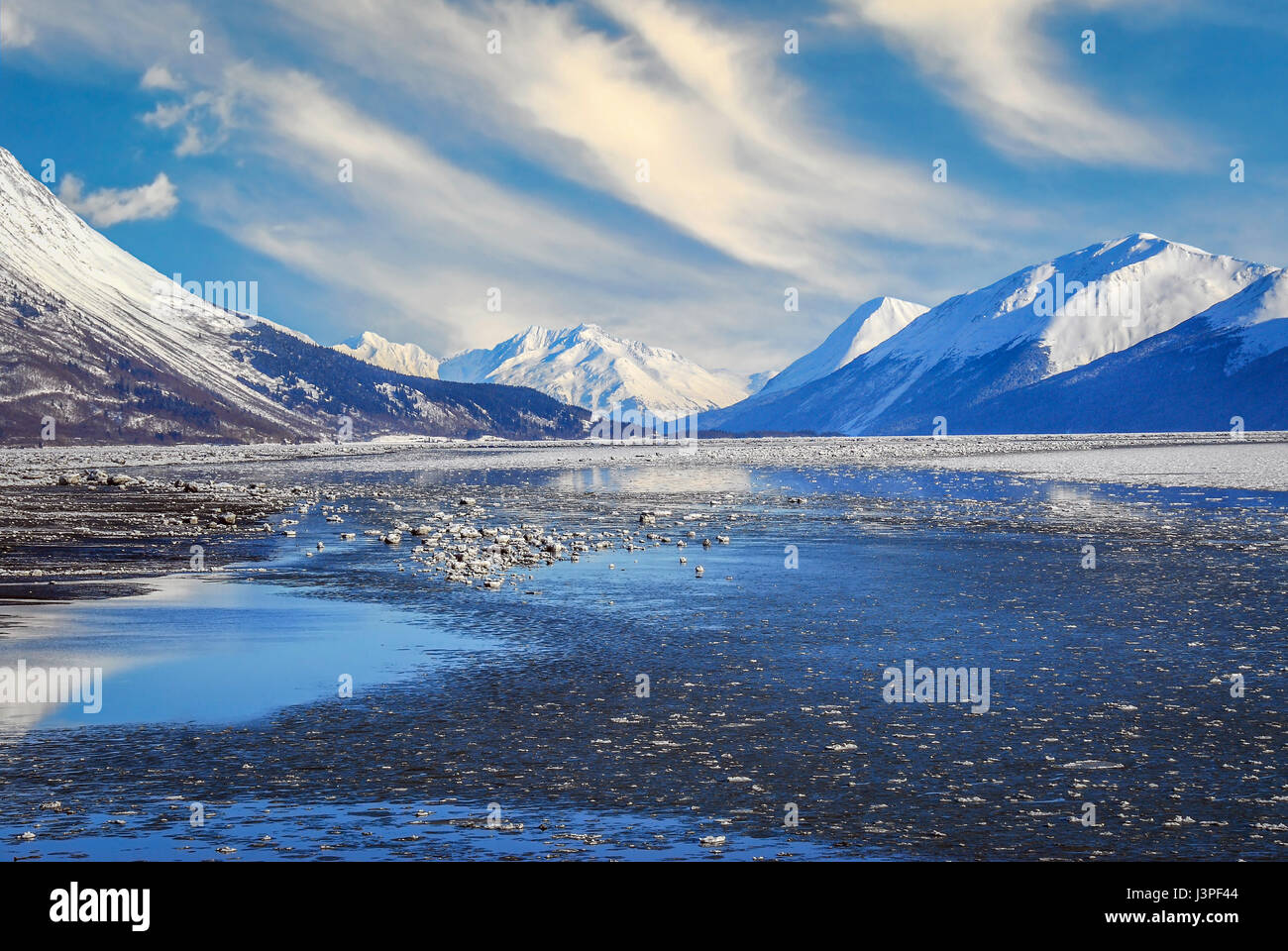 Montagne e mare ghiacciato di braccio Turnagain Alaska Foto Stock