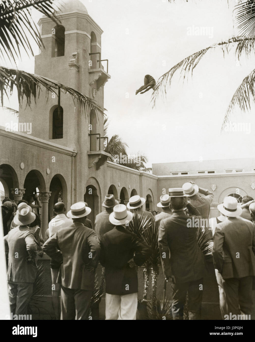 Helen Meany (Olympic Champion diving - 1920, 1924,1928) immersioni dall'alto-dive trampolino di lancio al Breakers Resort hotel in Palm Beach, Florida in febbraio, 1930. Foto Stock
