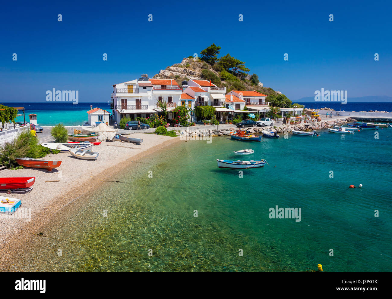 Kokkari è un porto di pescatori di Isola di Samos, che ora si è trasformato in un centro turistico. Ancora, conserva la sua tradizionale vecchio volto, con piccole Foto Stock