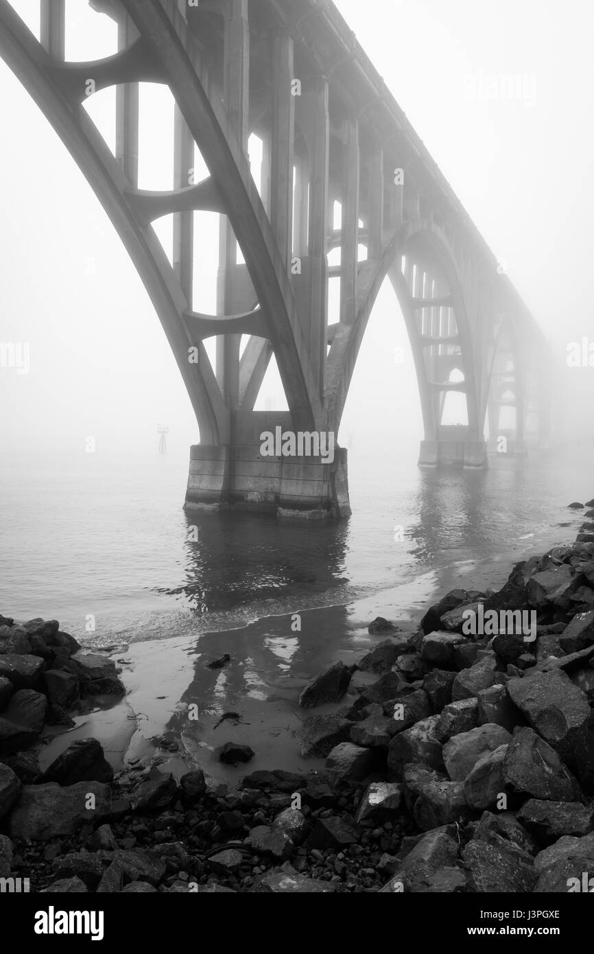 Il Yaquina Bay Bridge è un ponte di arco che si estende Yaquina Bay a sud di Newport, Oregon. Si tratta di uno dei più riconoscibili della U.S. Route 101 BRI Foto Stock