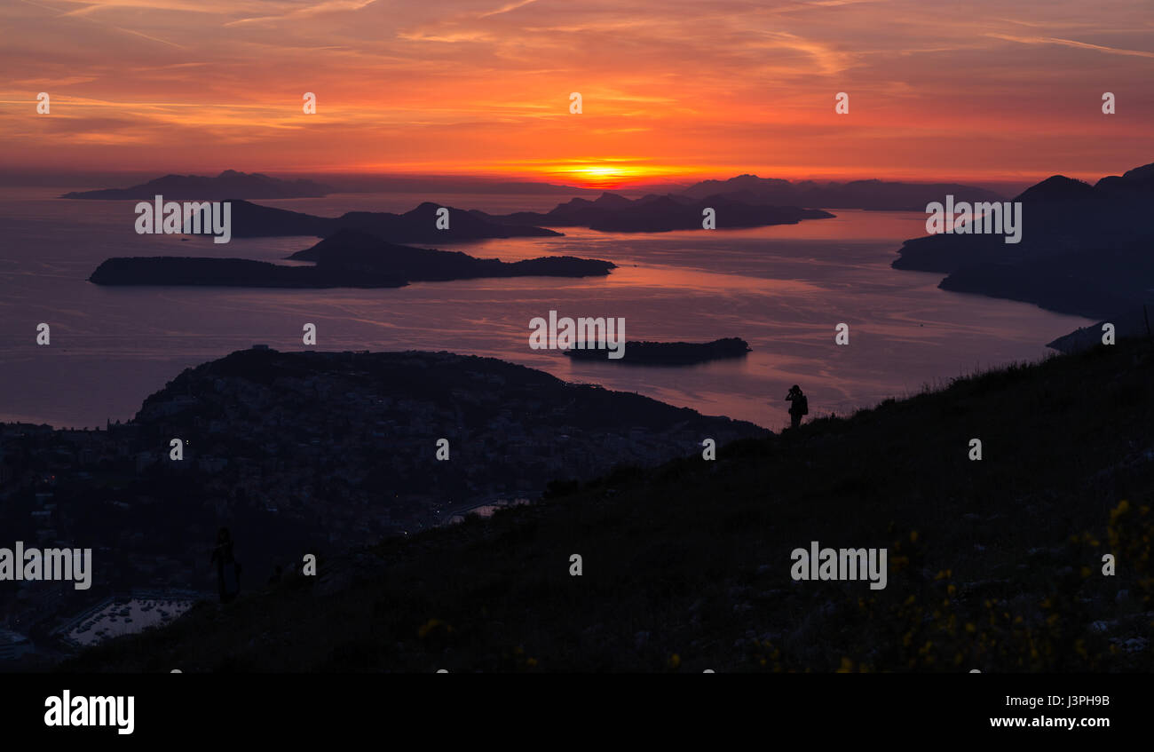 Il tramonto sulle isole Elafiti - catturato in alto sulla collina SRD (che si affaccia su Dubrovnik). Foto Stock