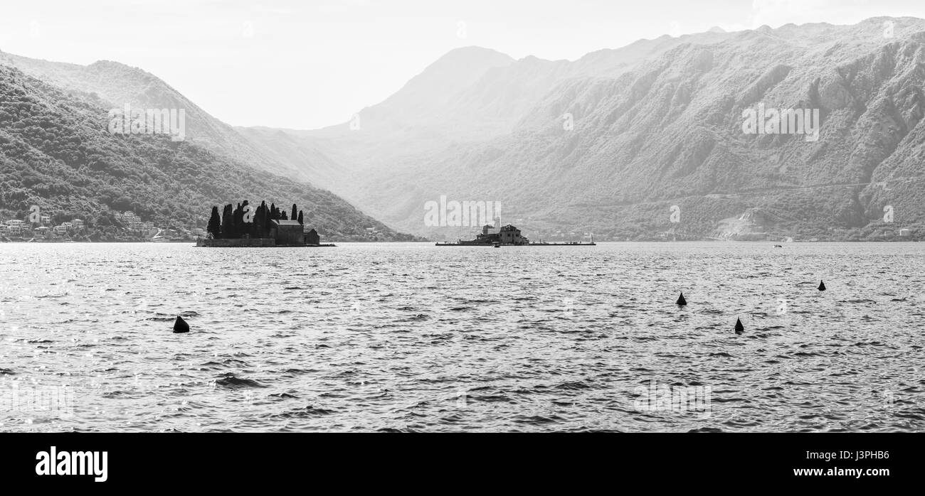 Perast più famosi punti di riferimento (le isole di San Giorgio e la Madonna delle rocce) visto dalla banchina del porto della città vecchia. Foto Stock