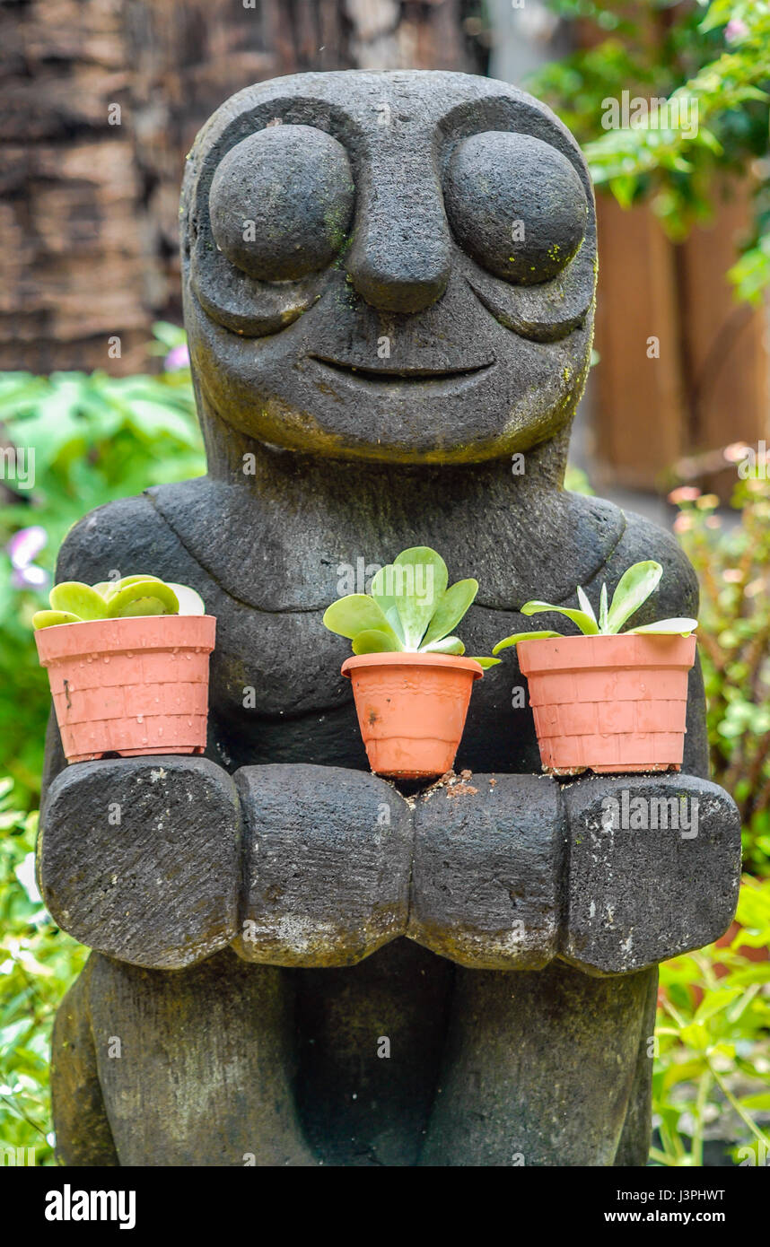 Tradizionale statua del Tiki all'Isola di Huahine in Polinesia Francese Foto Stock