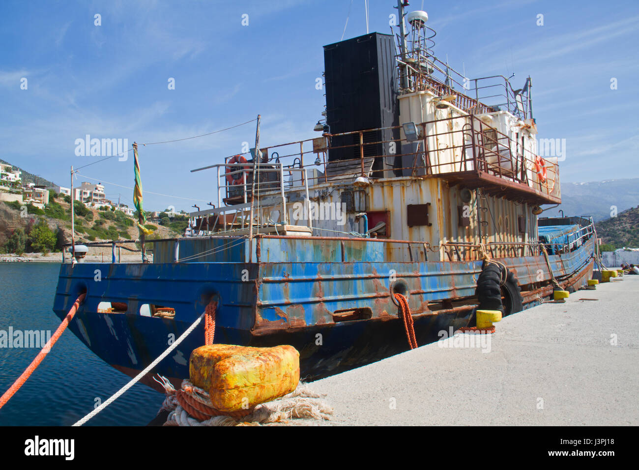 Rusty vecchia nave nel porto di Agia Galini sulla Creta, Grecia Foto Stock