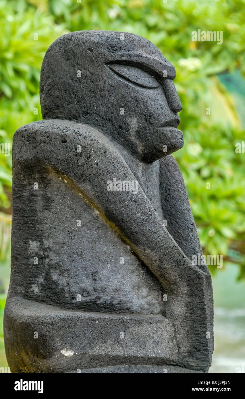 Tradizionale statua del Tiki all'Isola di Huahine in Polinesia Francese Foto Stock