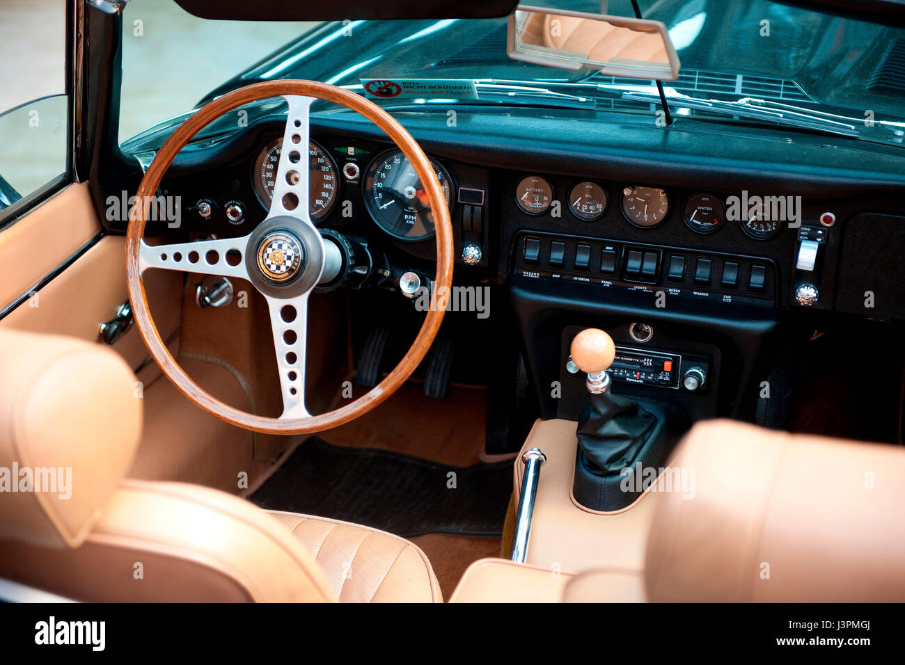 Jaguar E-Type classic car, pozzetto con volante in legno, marcia stick, leva del cambio, il cambio marcia, trasmissione manuale, veterano britannico auto, Gran Bretagna, oncours d'ELEGANZA Foto Stock