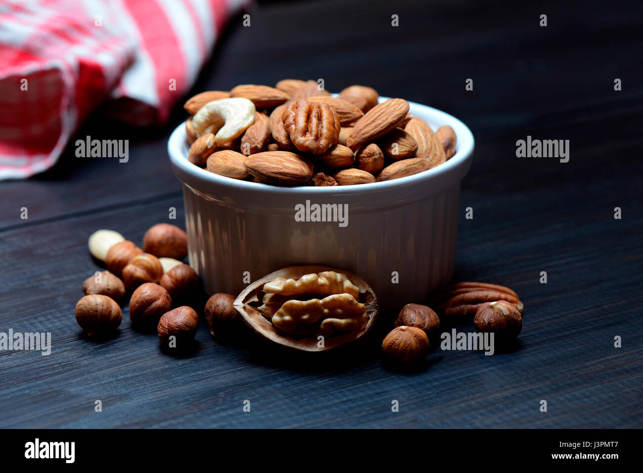 Gemischte Nuesse in Schale, Nussmix, Nussmischung, Walnuss, Pekannuss, Haselnuss, Haselnuesse, Cashewkerne, Mandeln Foto Stock