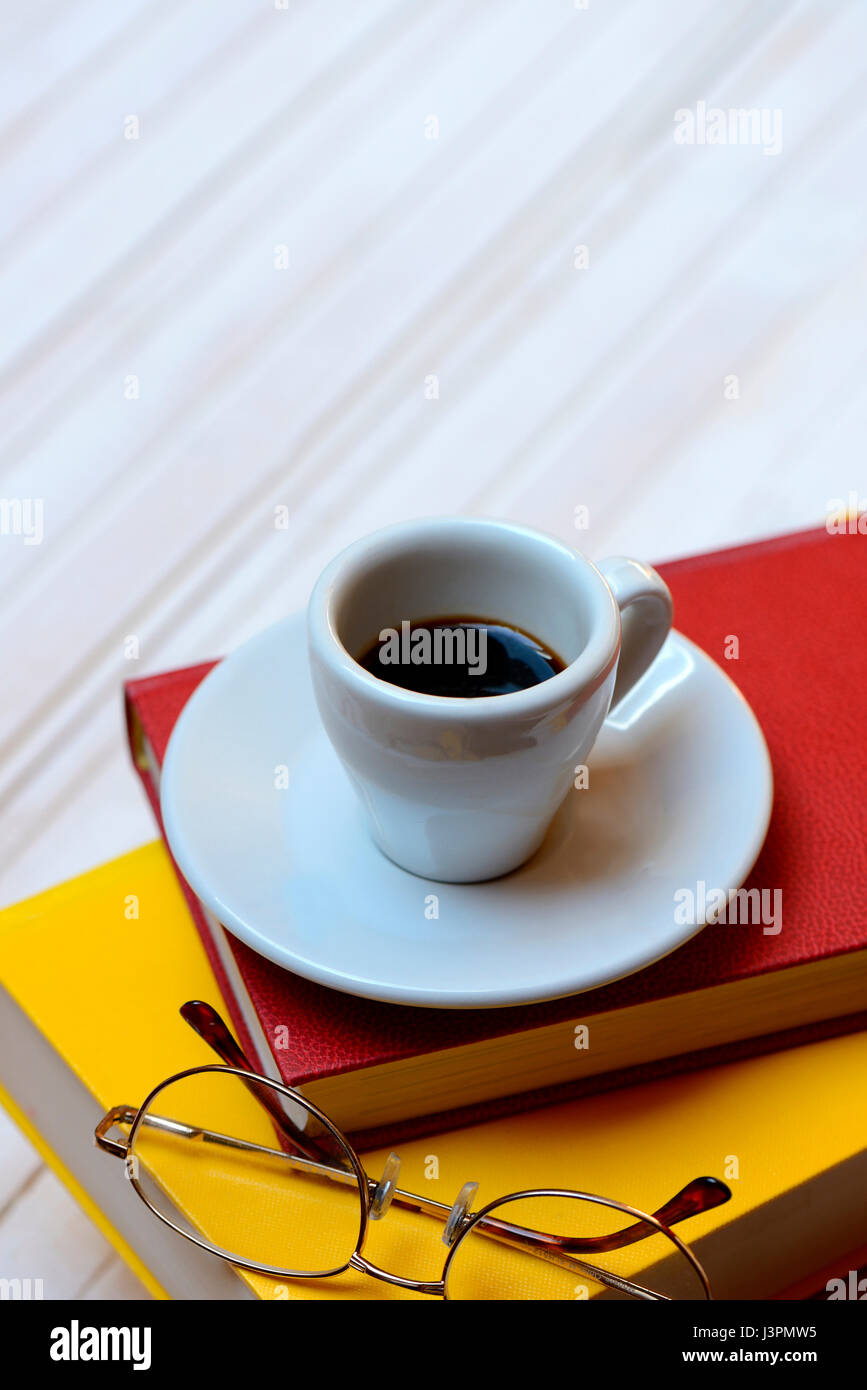 Kaffeetasse auf Buecher und Brille, Espresso Foto Stock