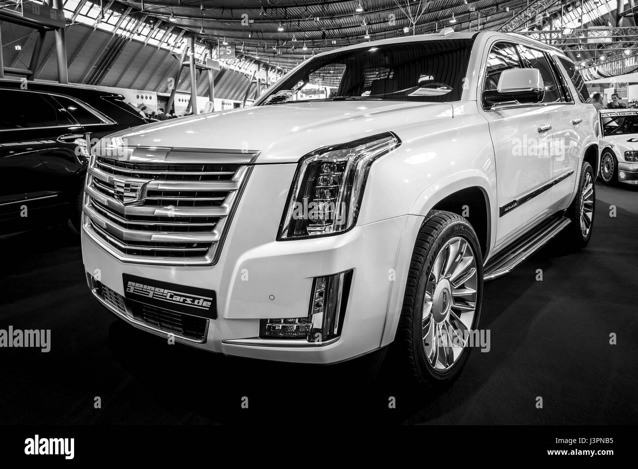 STUTTGART, Germania - 03 Marzo 2017: full-size SUV di lusso Cadillac Escalade Platinum, 2017. In bianco e nero. In Europa il più grande classico auto exhibition 'retrò classici' Foto Stock