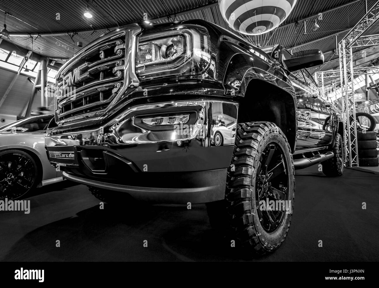 STUTTGART, Germania - 03 Marzo 2017: heavy-duty e pickup truck GMC Sierra 1500 Crew Cab SLT, 2017. In bianco e nero. In Europa il più grande classico auto exhibition 'retrò classici' Foto Stock