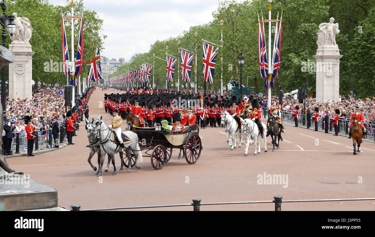 La regina Elisabetta e il Principe Filippo in un carrello aperto al Trooping la parata di colori nel 2016 Foto Stock